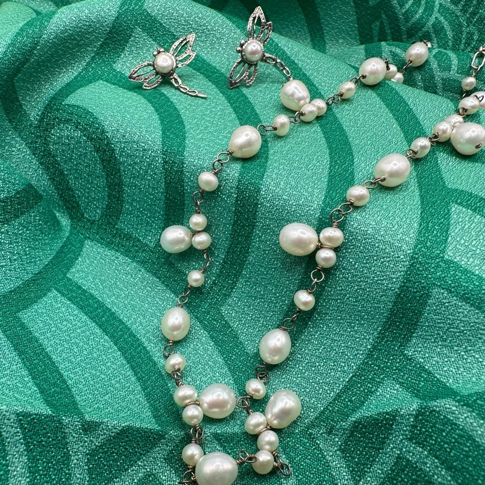 Charming silver & pearl necklace and earring set - Picture 2 of 3